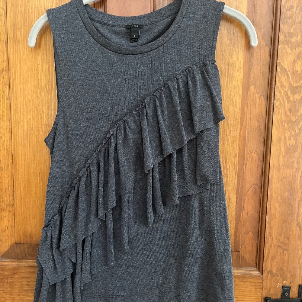 Sleeveless cotton top with ruffle